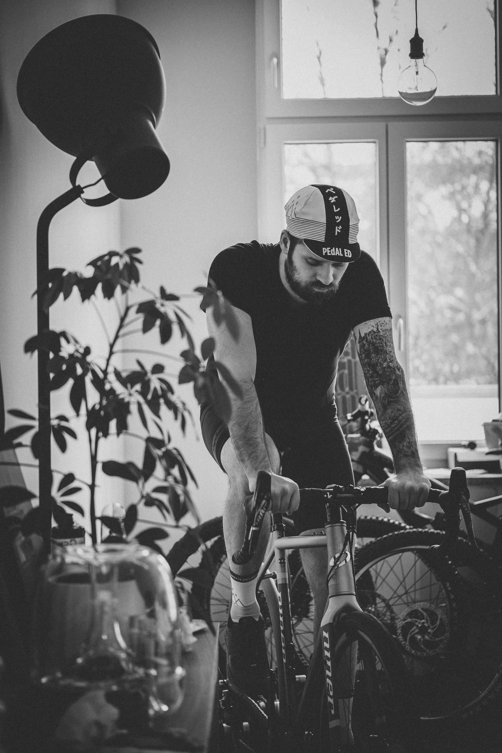 Vélo sur home-trainer devant une fenêtre
