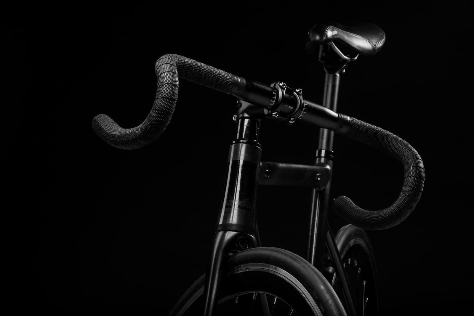 Cintre et selle d'un vélo de route noir sur fond sombre