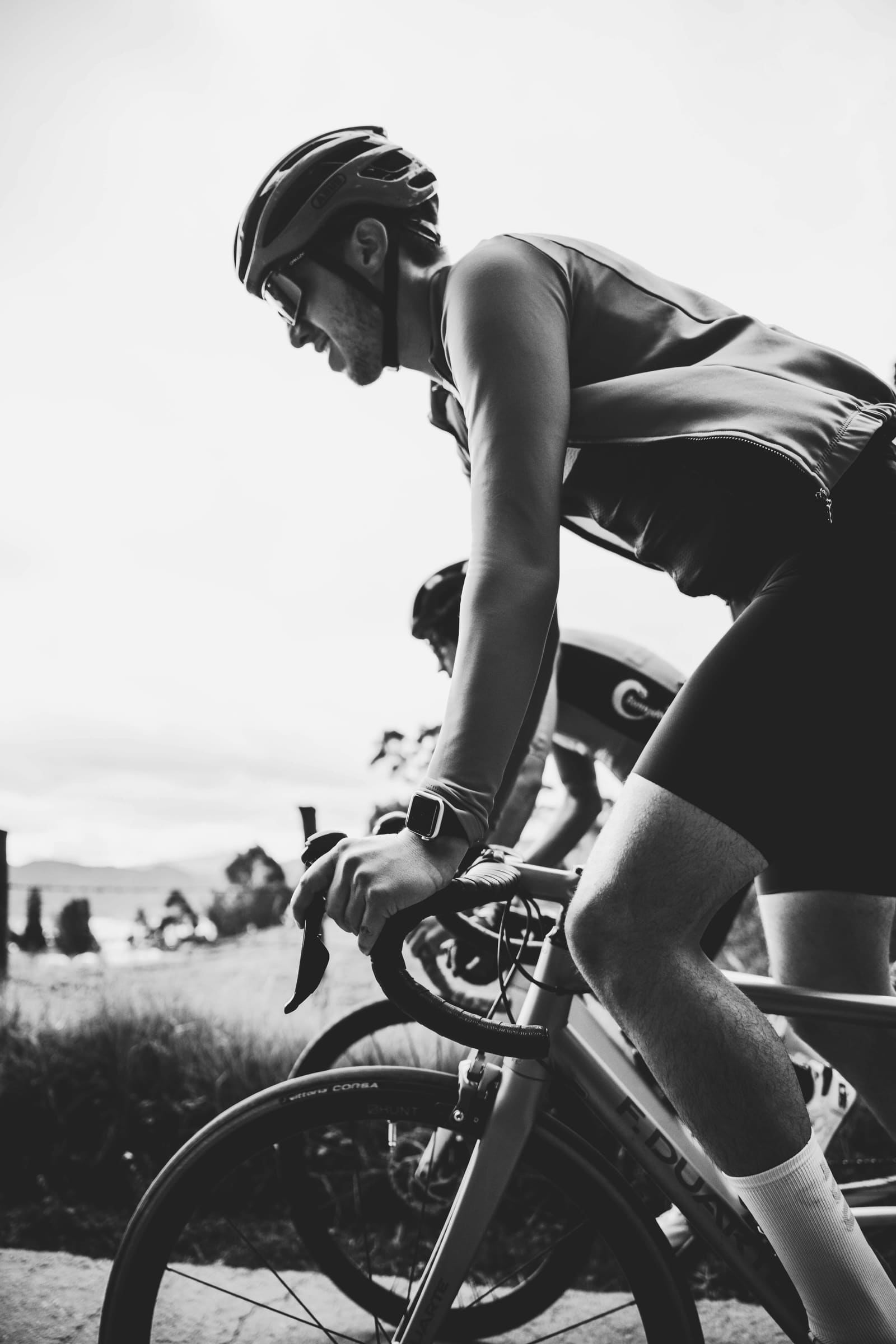 Cycliste penché sur son guidon, regard sur les données