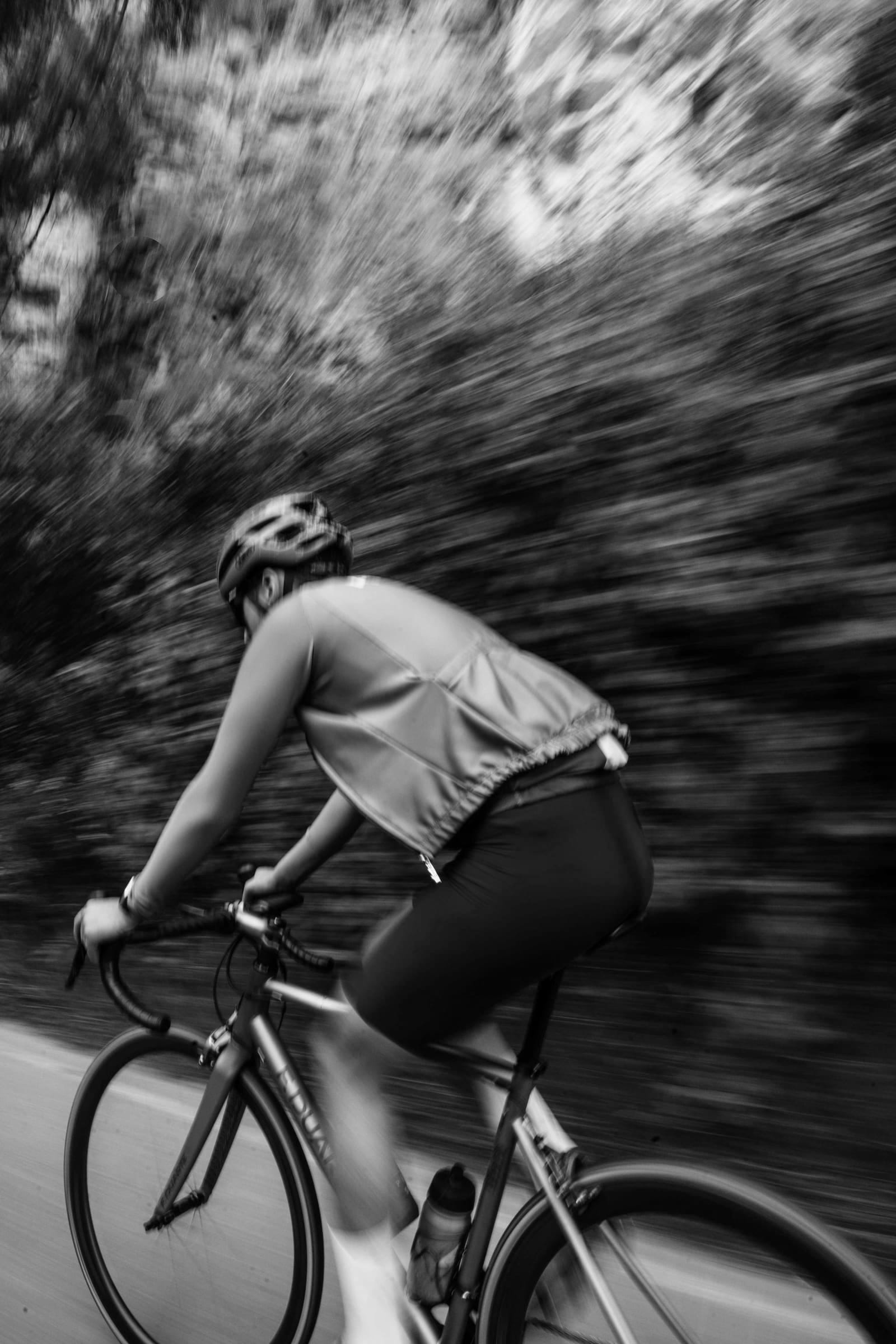 Cycliste roulant seul au crépuscule, allure basse